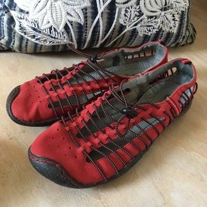 JamBU barefoot water shoe athletic sandal red